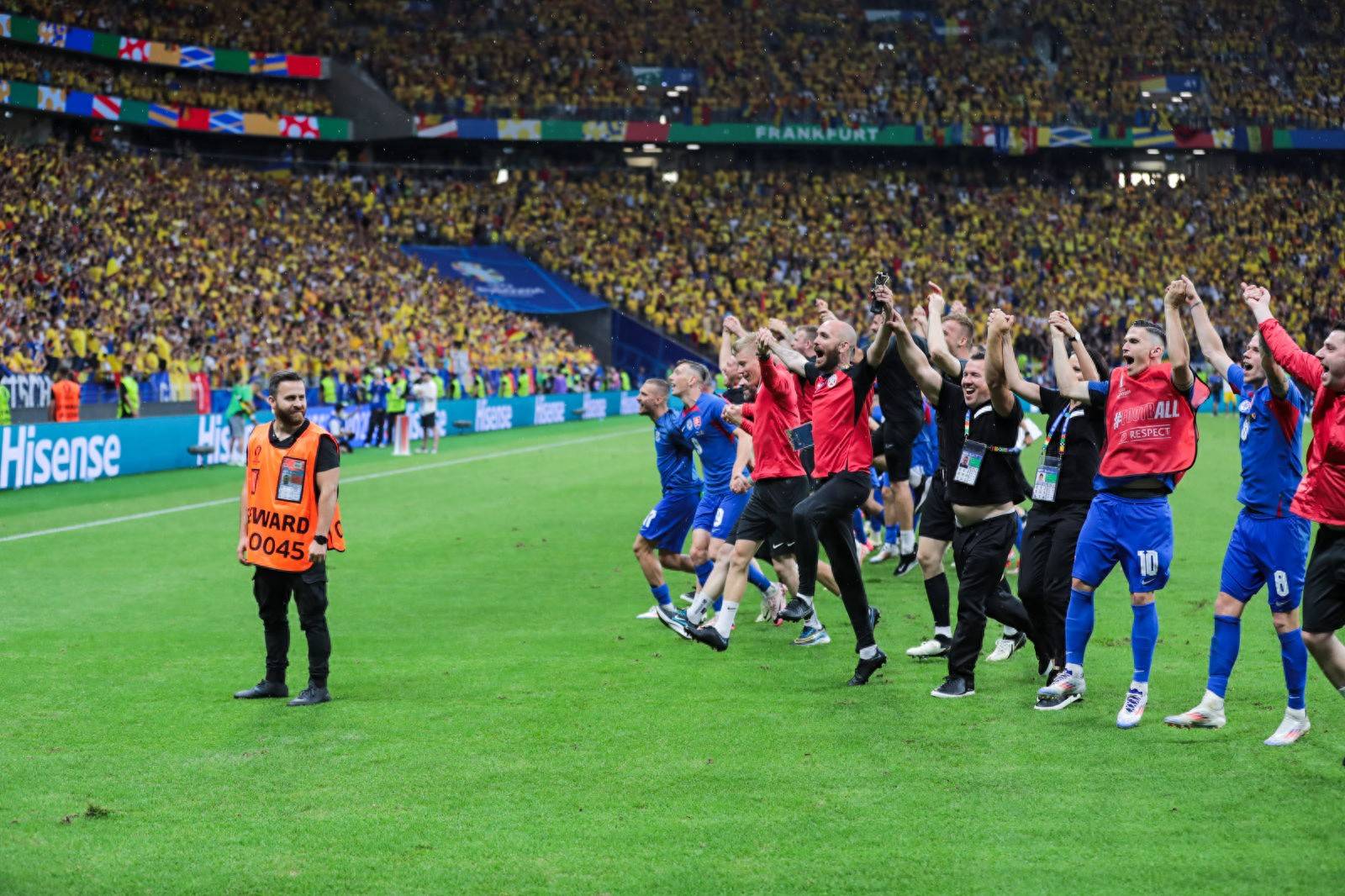 关于斯洛伐克负于乌克兰无缘晋级欧洲杯八强，梅西发威的信息