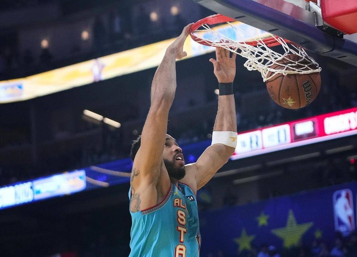 球员荣膺年度MVP，篮球巨星再次登顶的简单介绍